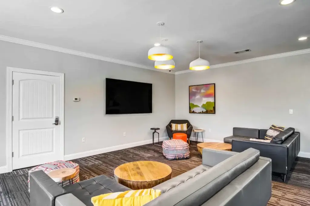 the collective at auburn luxury off campus cottage apartments near auburn university resident clubhouse 2nd floor lounge 2